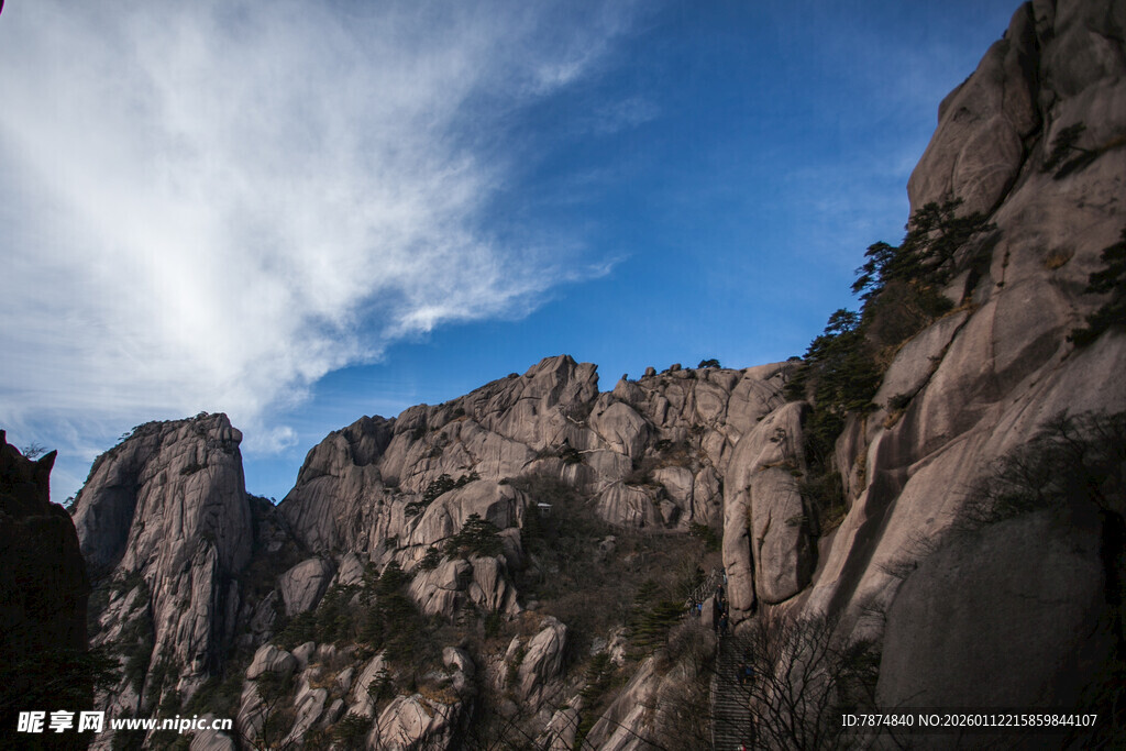 壮丽山景 蓝天白云相衬