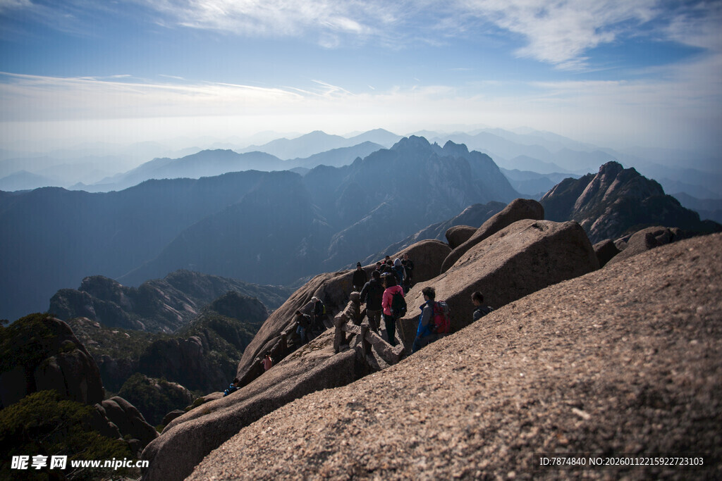 攀登者在壮丽山景中前行