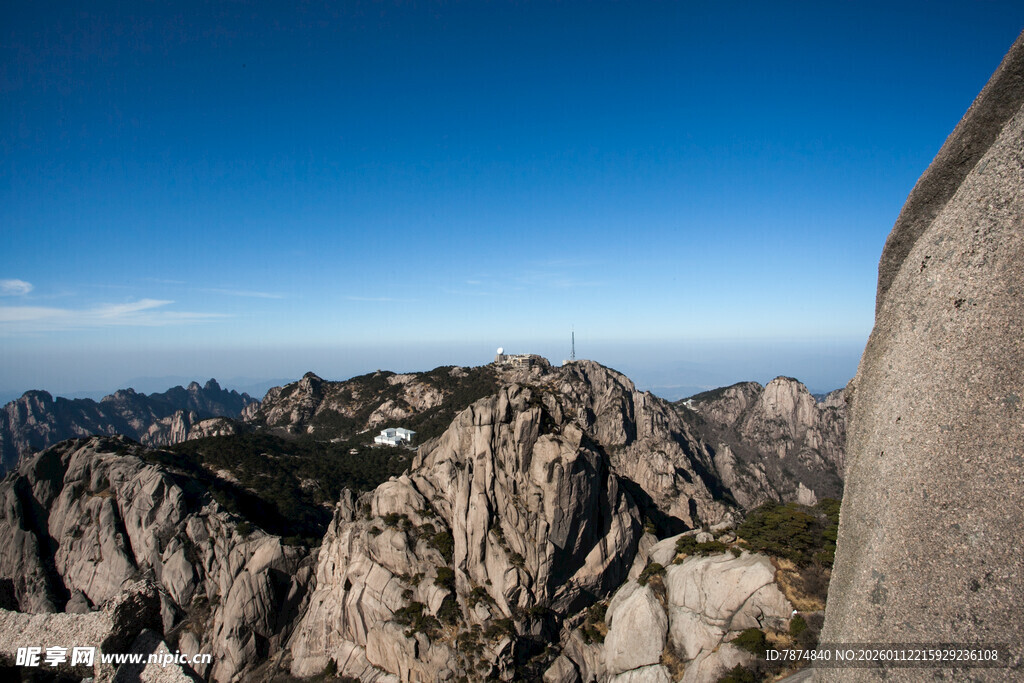 巍峨山峦 壮阔蓝天景致
