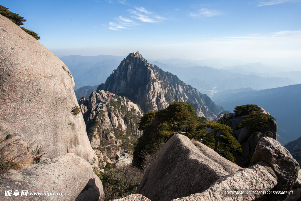巍峨高山壮丽景致