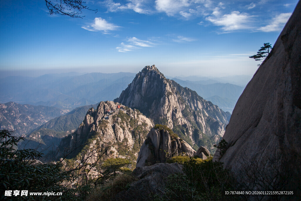 巍峨黄山奇峰壮丽景观