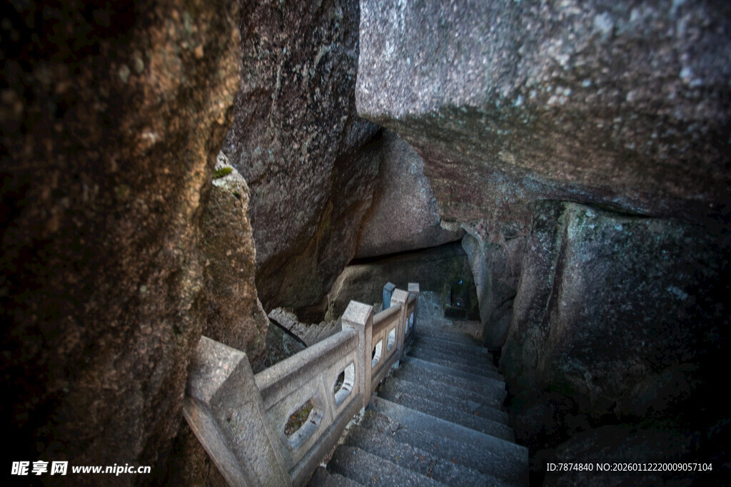 古老洞穴中的狭窄石阶
