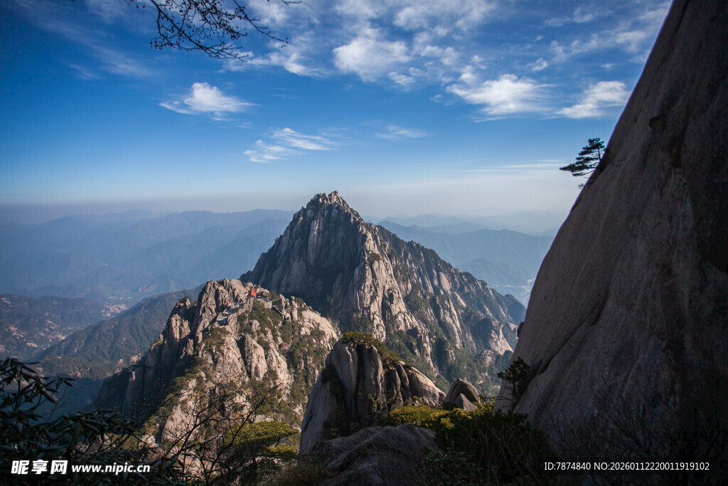 巍峨山峰与壮阔蓝天美景