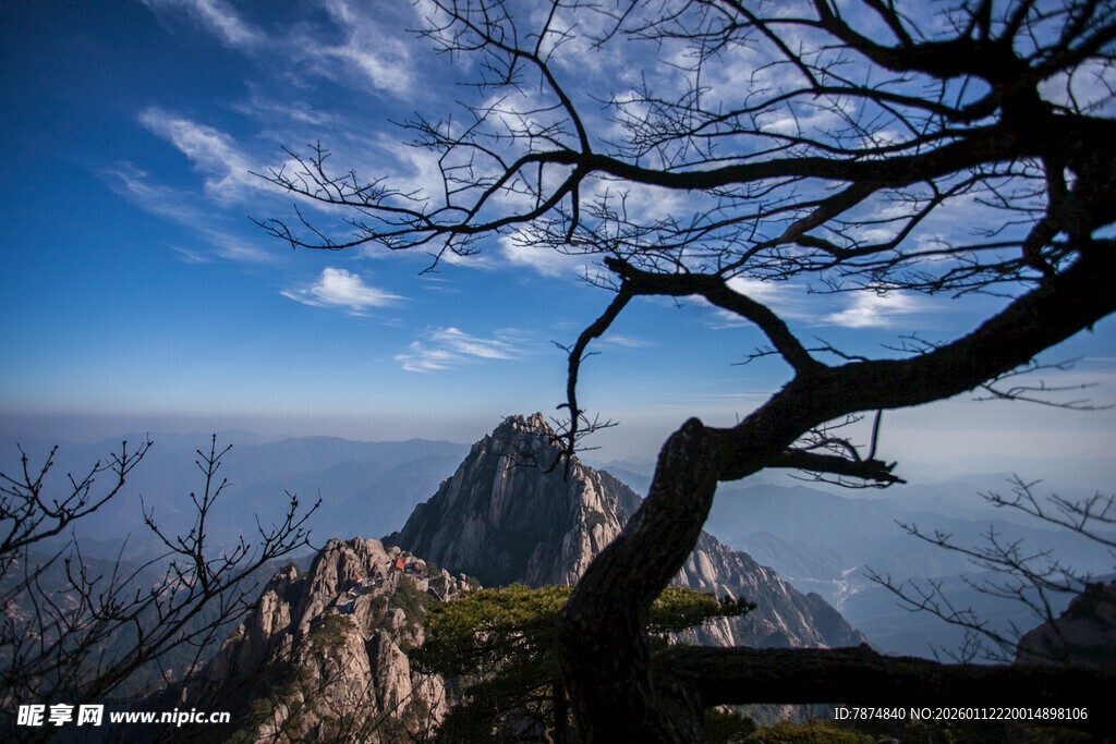 巍峨山峰与蓝天云海