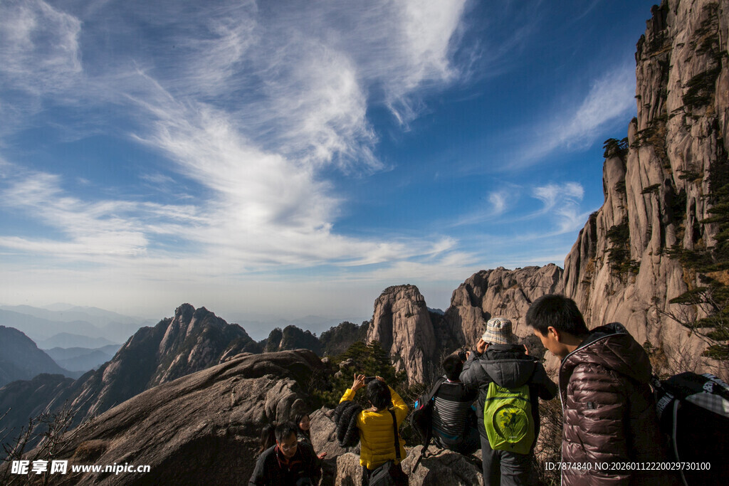 游客于山间赏景