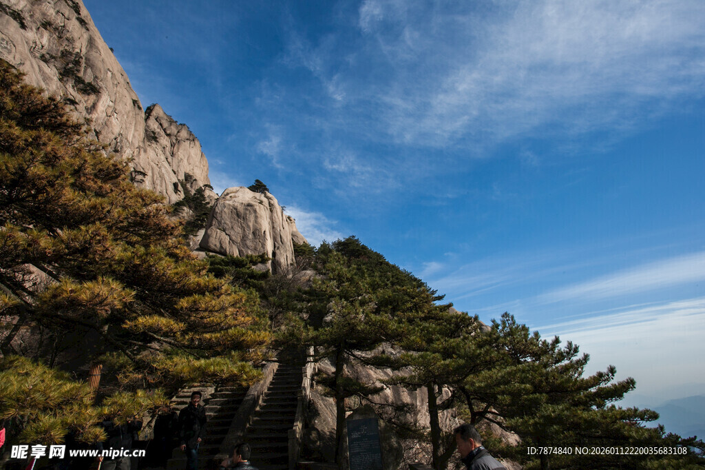 峻峭山峰与蓝天绿树