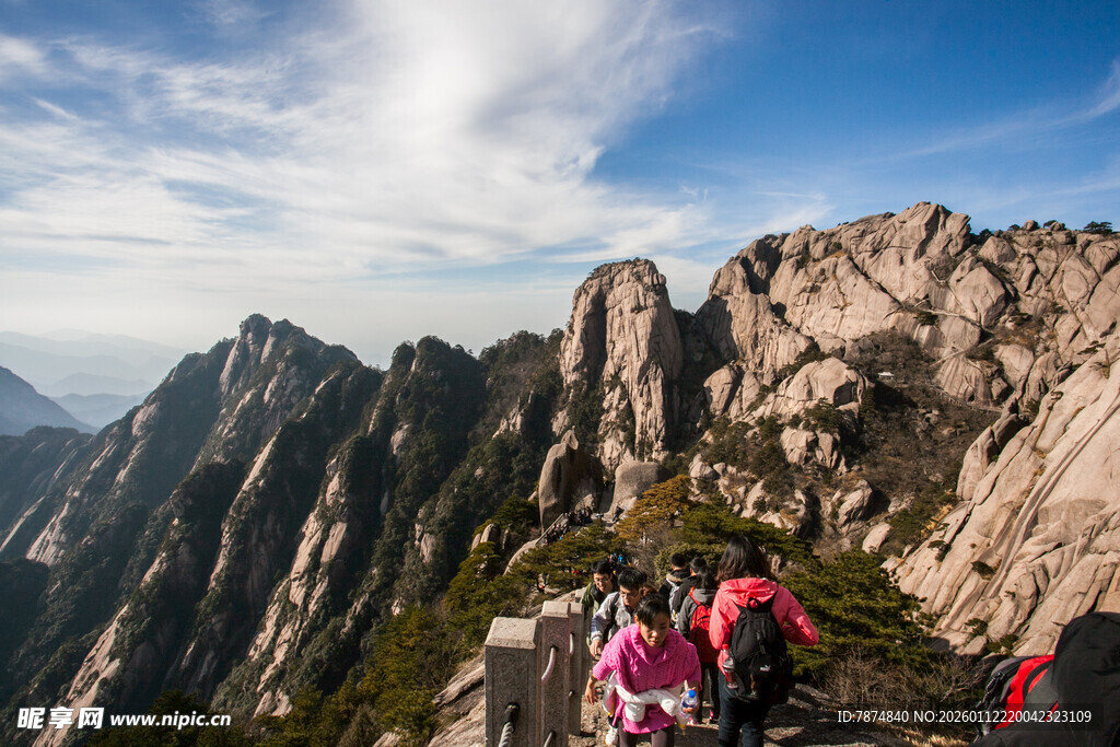 游客攀登壮丽山峰景观