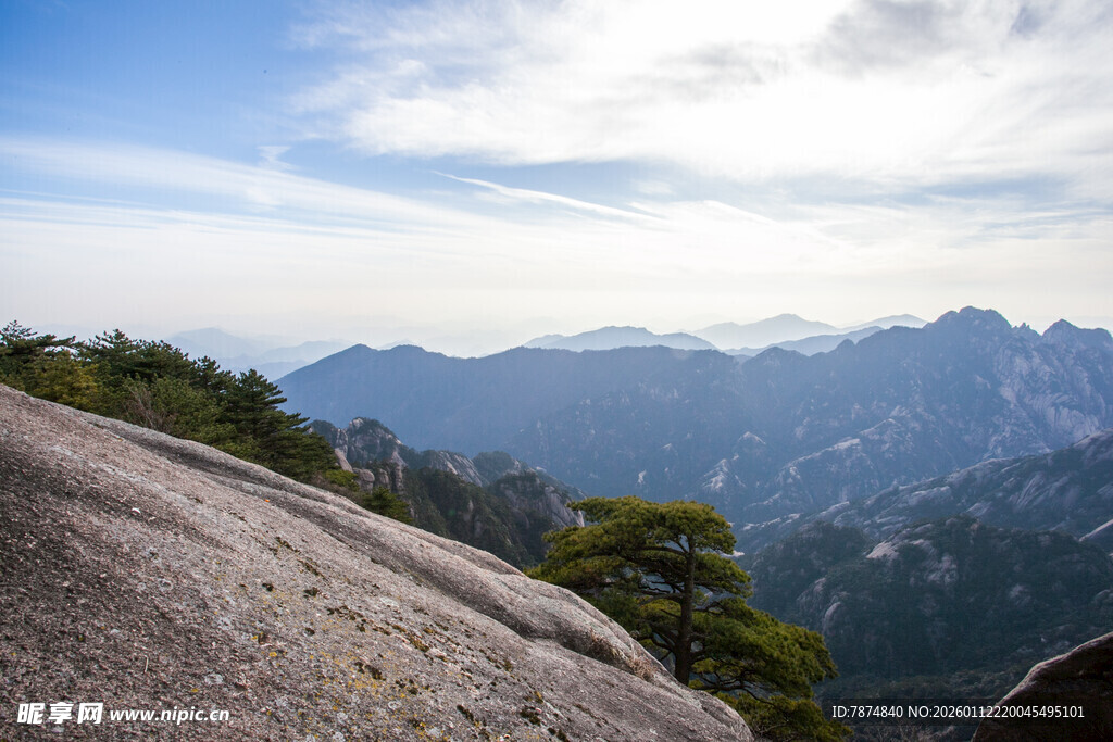 壮美山景 云雾缭绕的峰峦