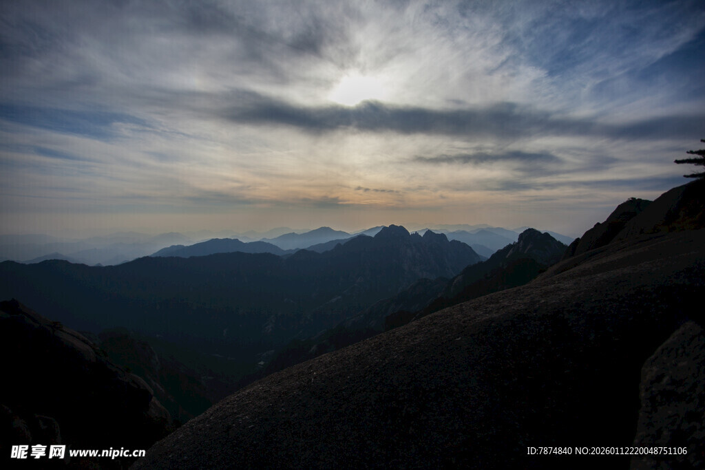 山巅之上的壮丽云海景观