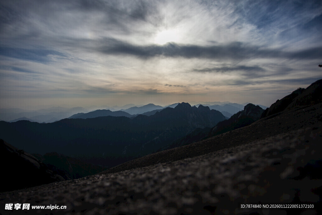 山间暮色中的壮丽云海景观
