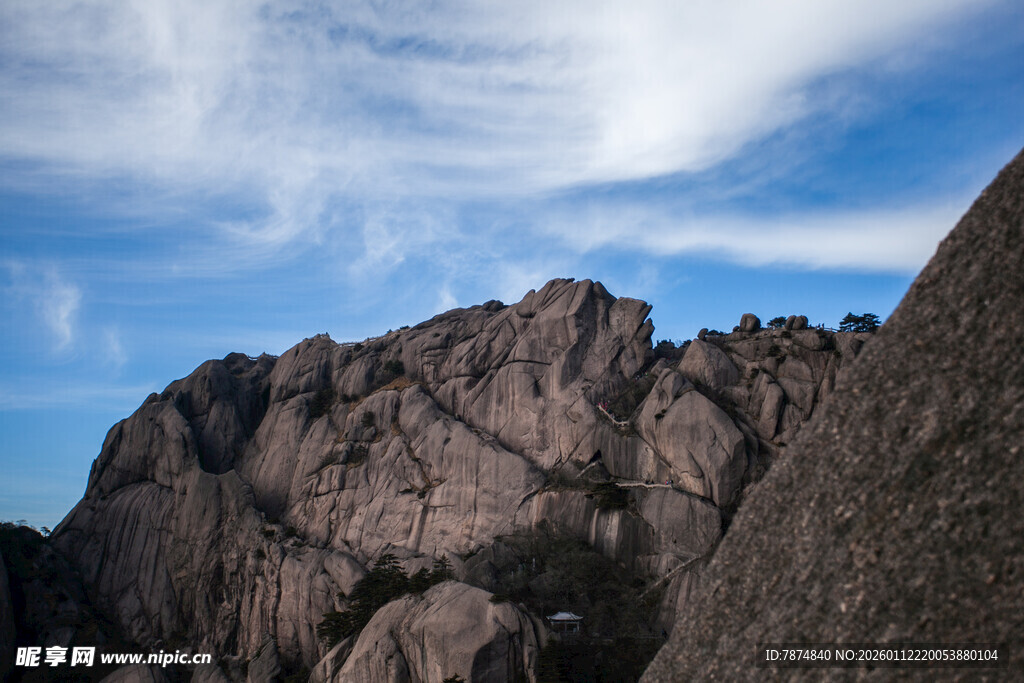 巍峨山石映蓝天