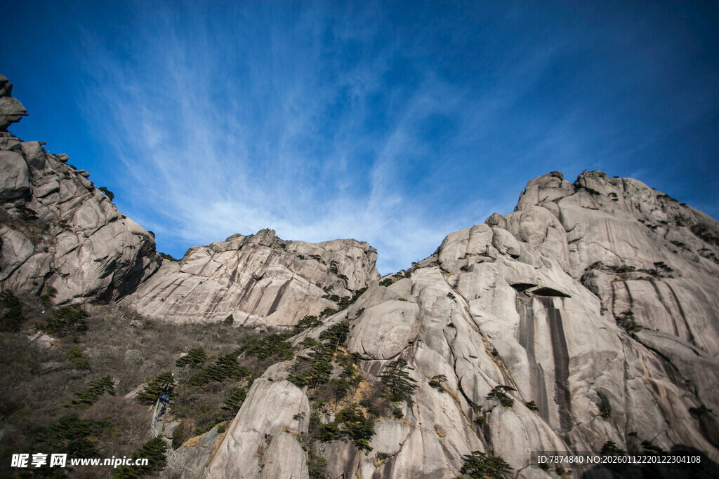 巍峨山峦映蓝天