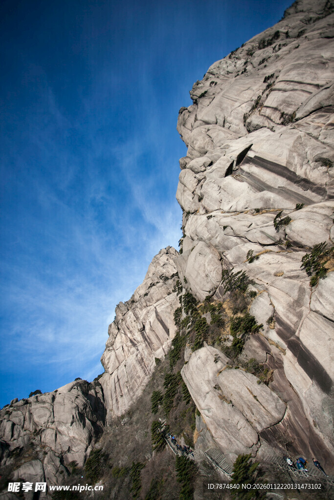 陡峭岩石山峰景观