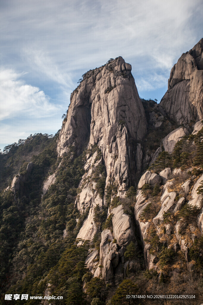 巍峨嶙峋的壮丽山景