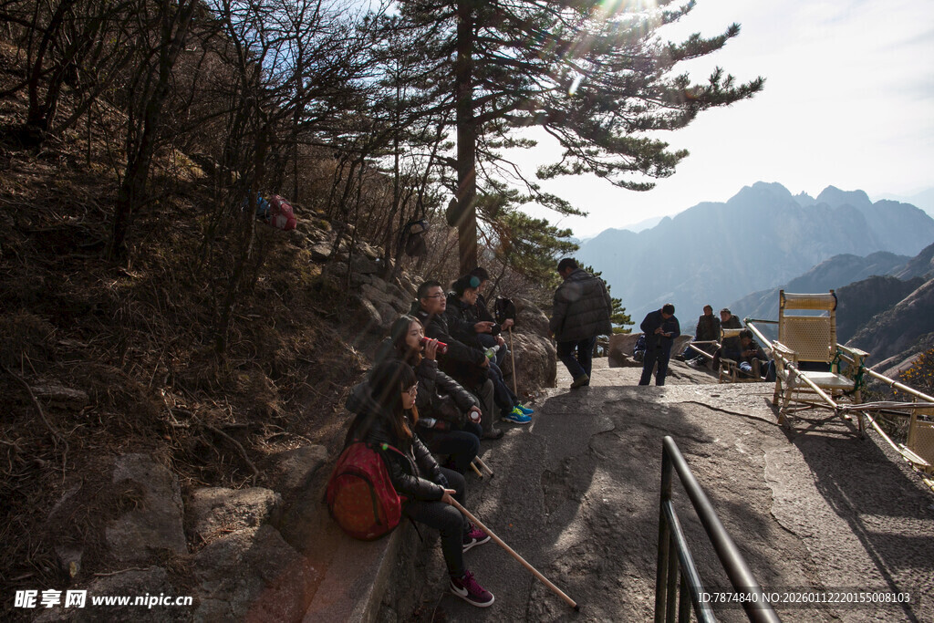 山间徒步队伍行进中