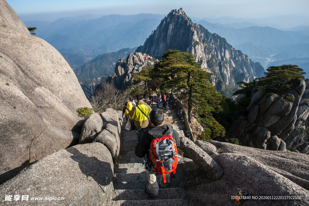 登山者攀登陡峭山峰