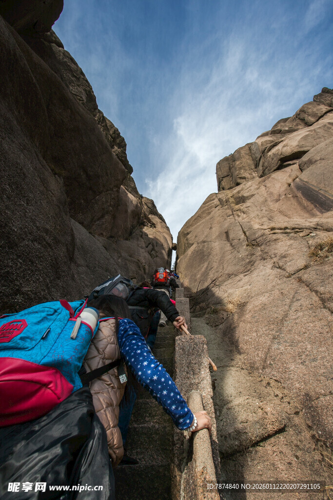 攀岩者挑战陡峭岩壁
