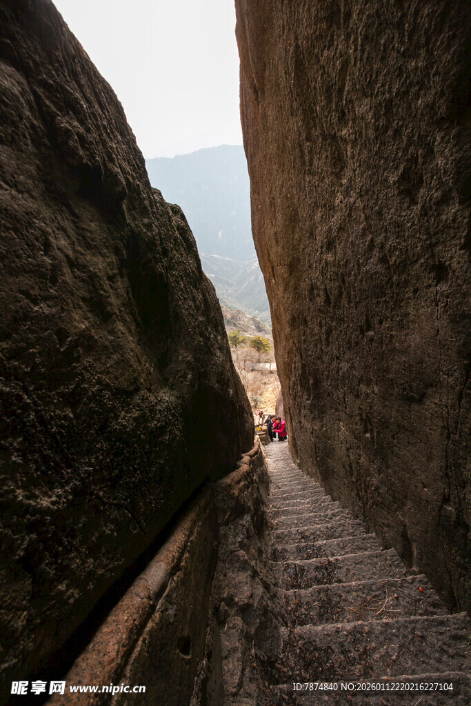 山间狭窄石阶小道