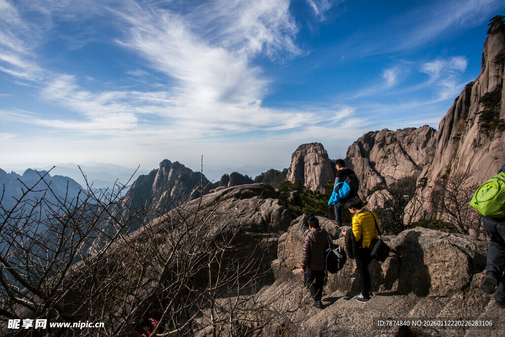 登山者攀登壮丽山峰
