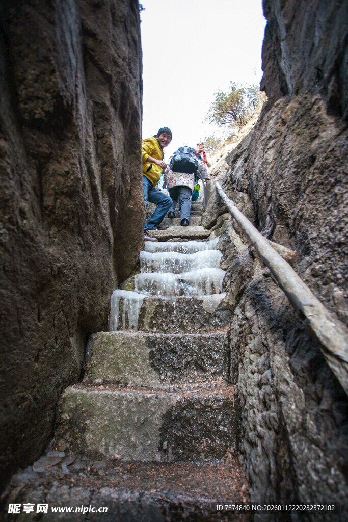山间石阶上的徒步者