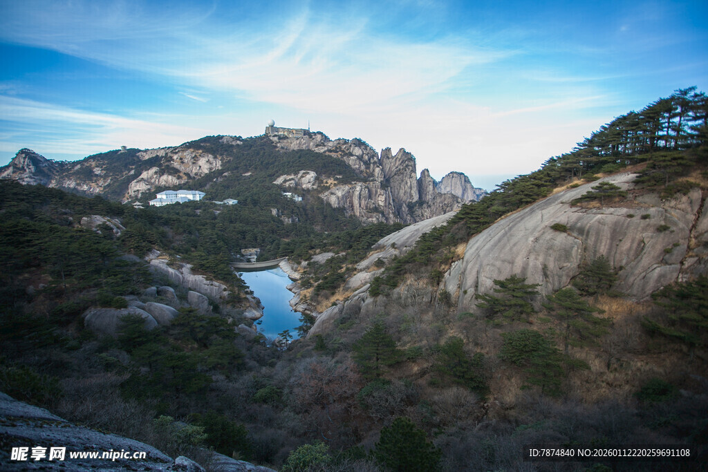 壮丽山景中的幽蓝湖泊