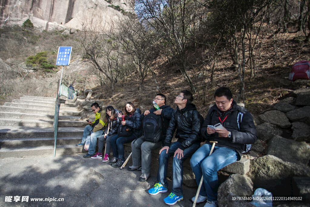 山间休憩的徒步旅行者