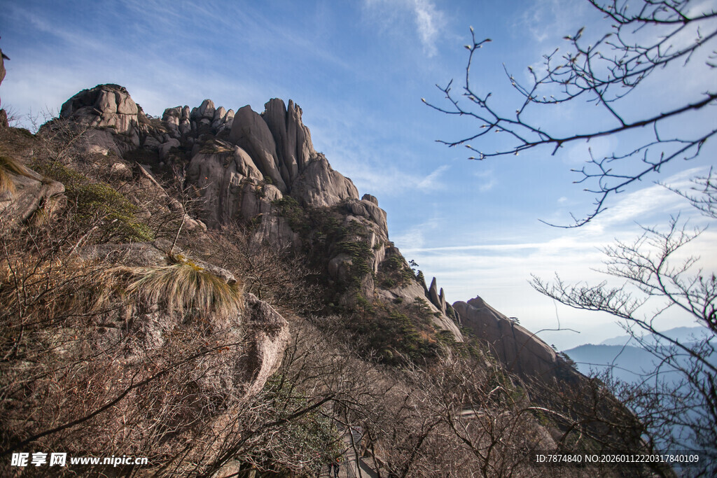 巍峨山峰与蓝天相映成趣