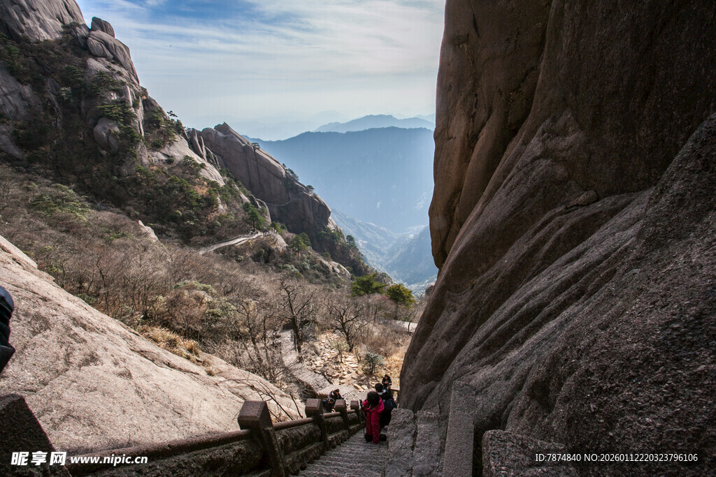山间小径上的徒步旅行者