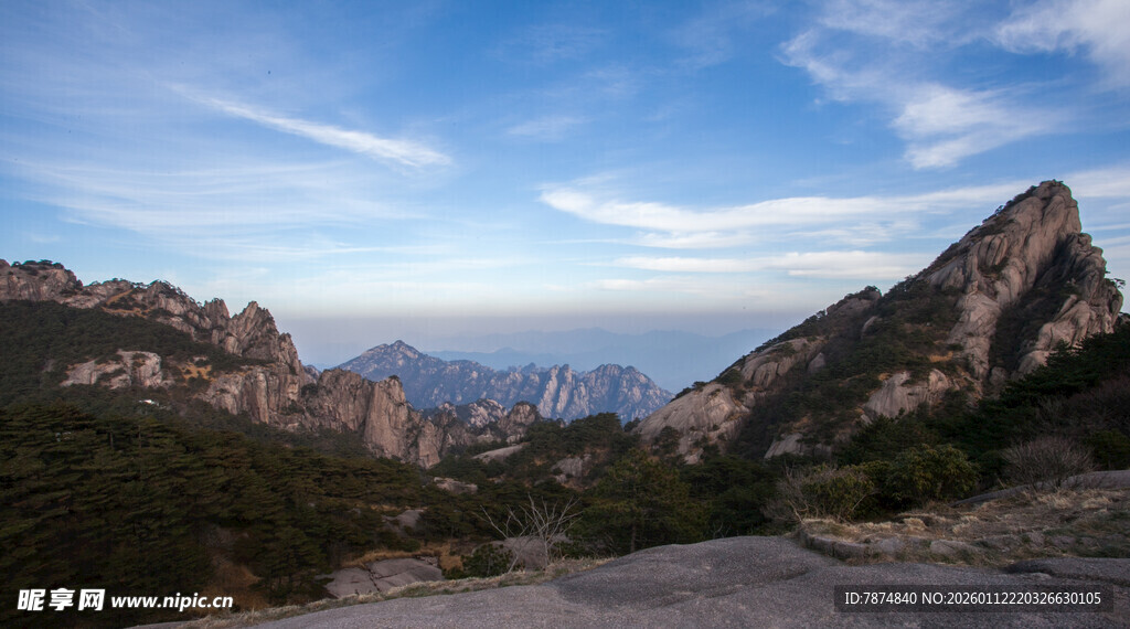 壮丽山景 蓝天白云相伴