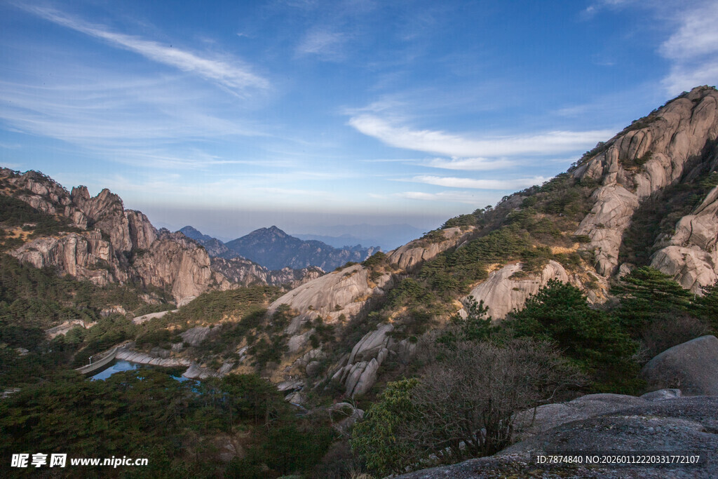 壮丽山景 蓝天白云相衬