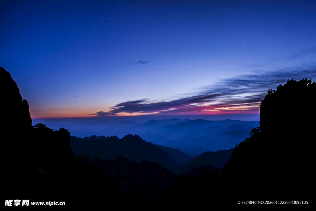 山间暮色壮丽美景