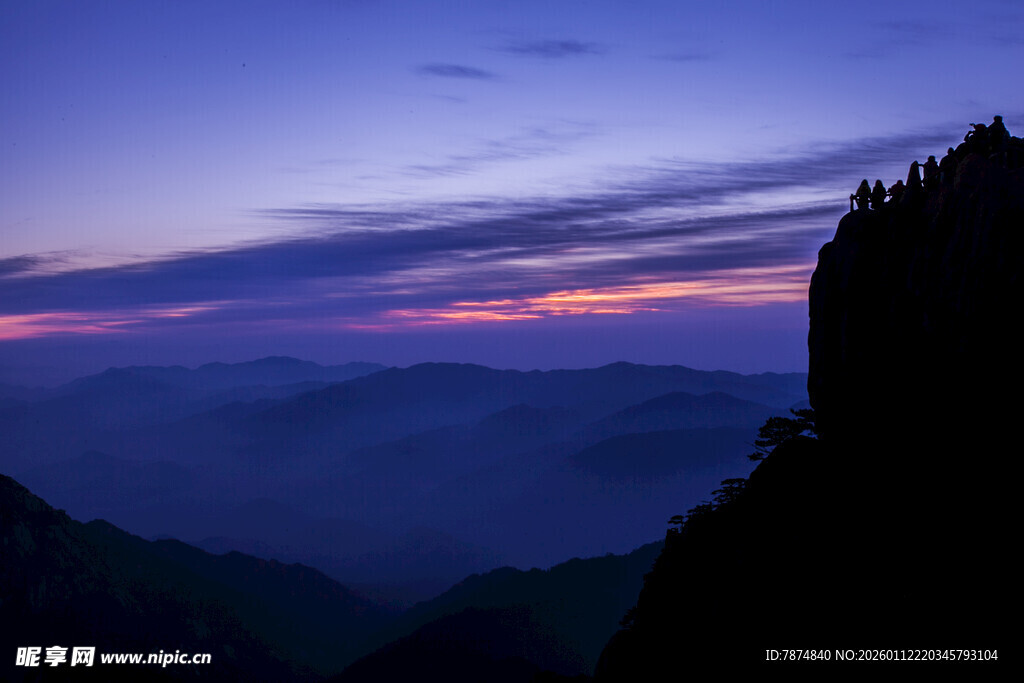 山间暮色 云海与霞光