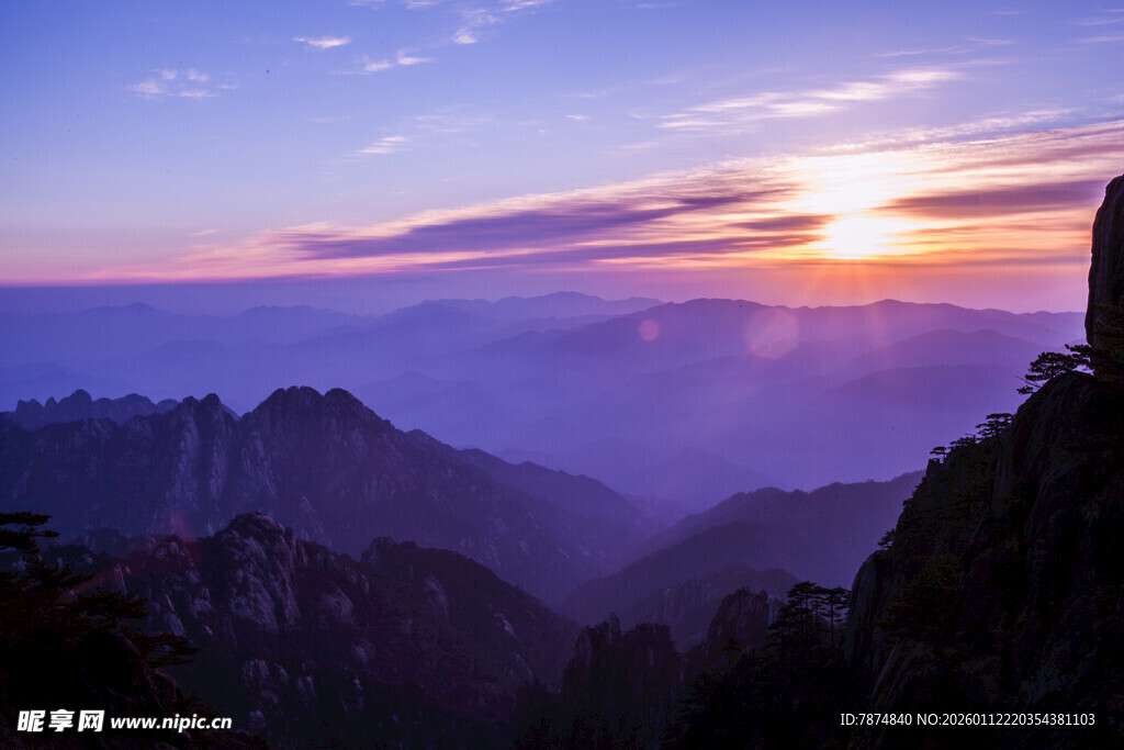 日出时分的壮丽山峦景色