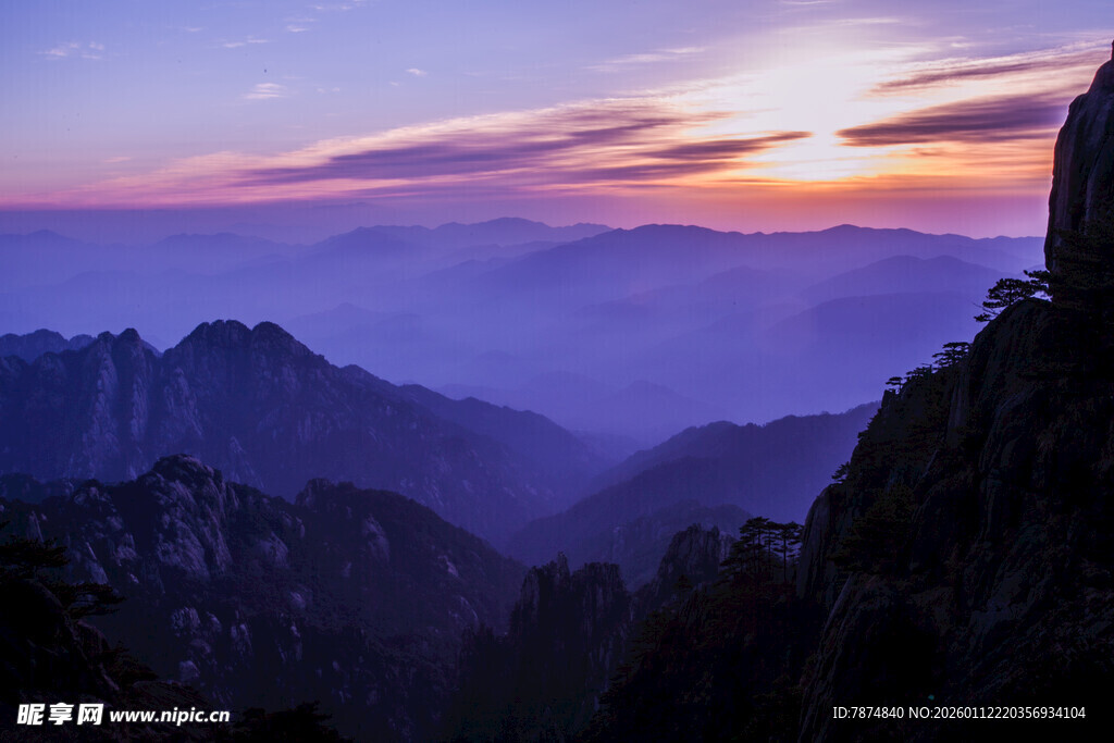 山间壮丽日出云海景观