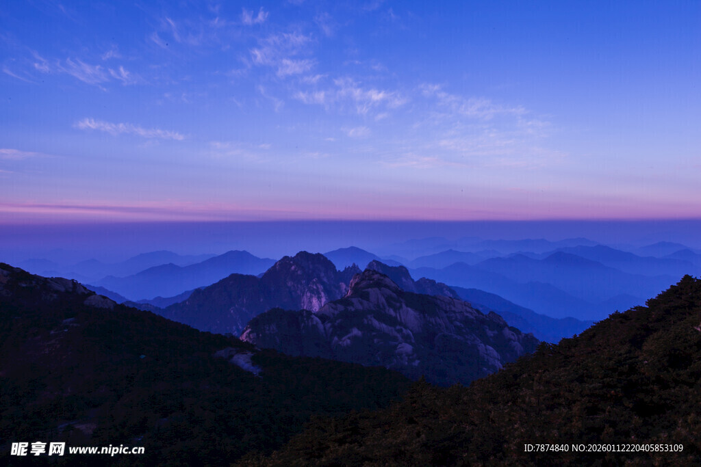 山间暮色中的壮丽云海景观