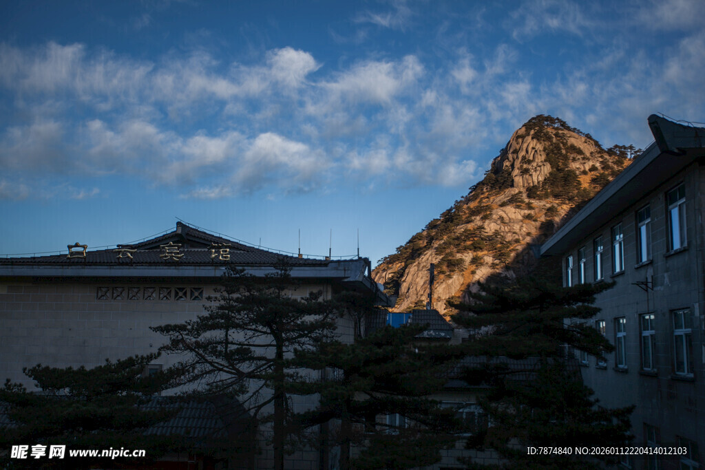 山间古建映夕阳美景