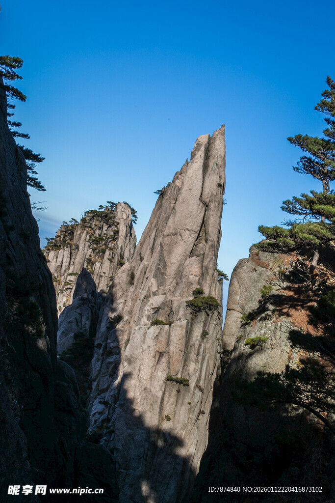 巍峨奇峰屹立蓝天之下