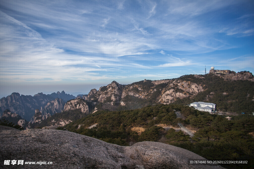 壮丽山景 蓝天白云相衬