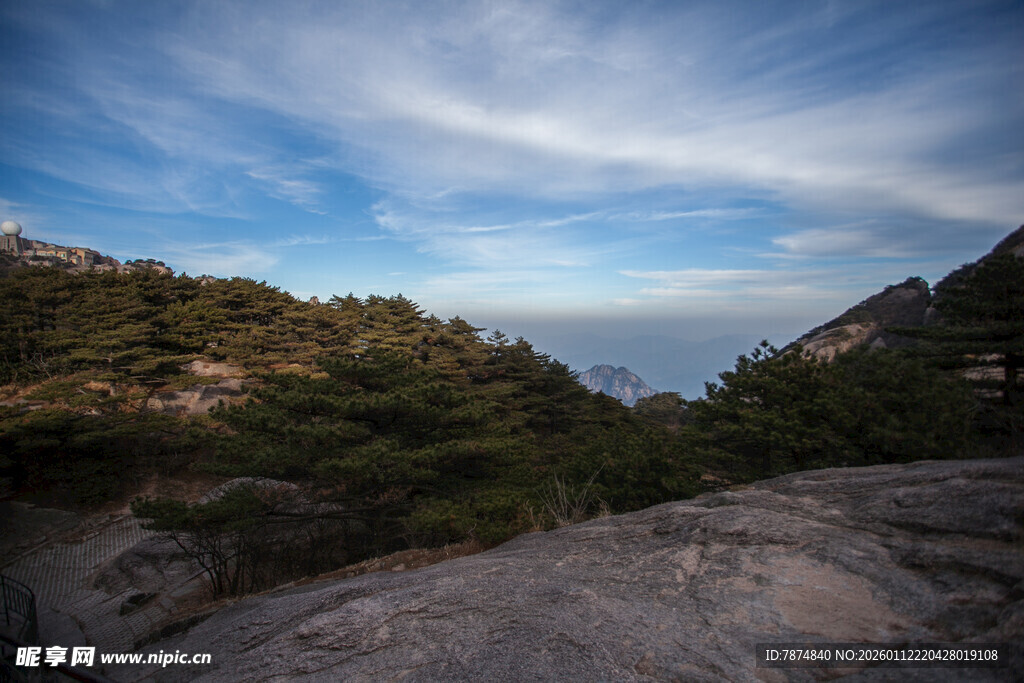 山间美景 蓝天白云映绿树