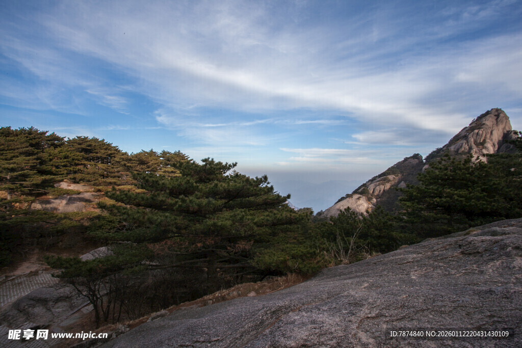 山间美景 蓝天白云与绿树
