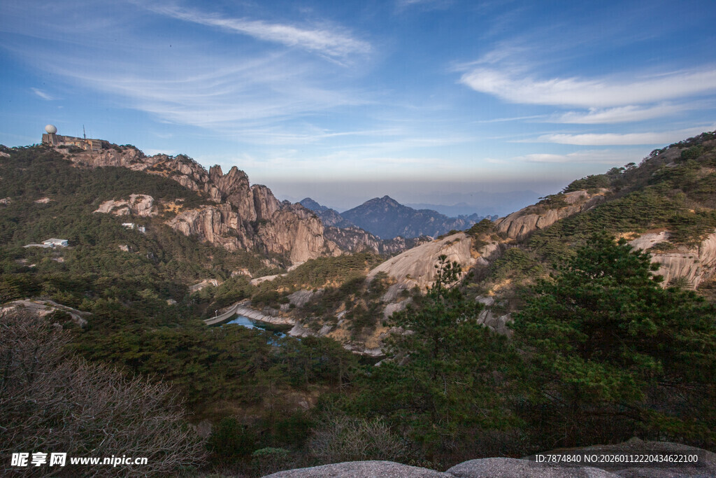 壮丽山景 蓝天白云相衬
