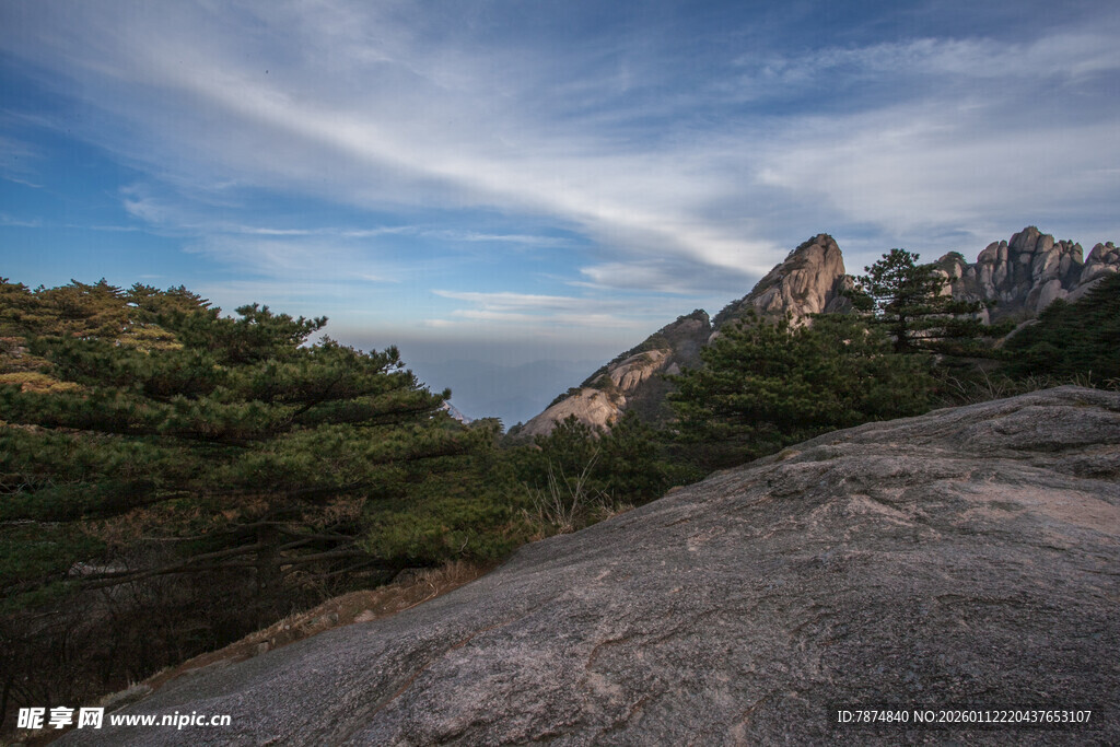 壮丽山景与蓝天白云