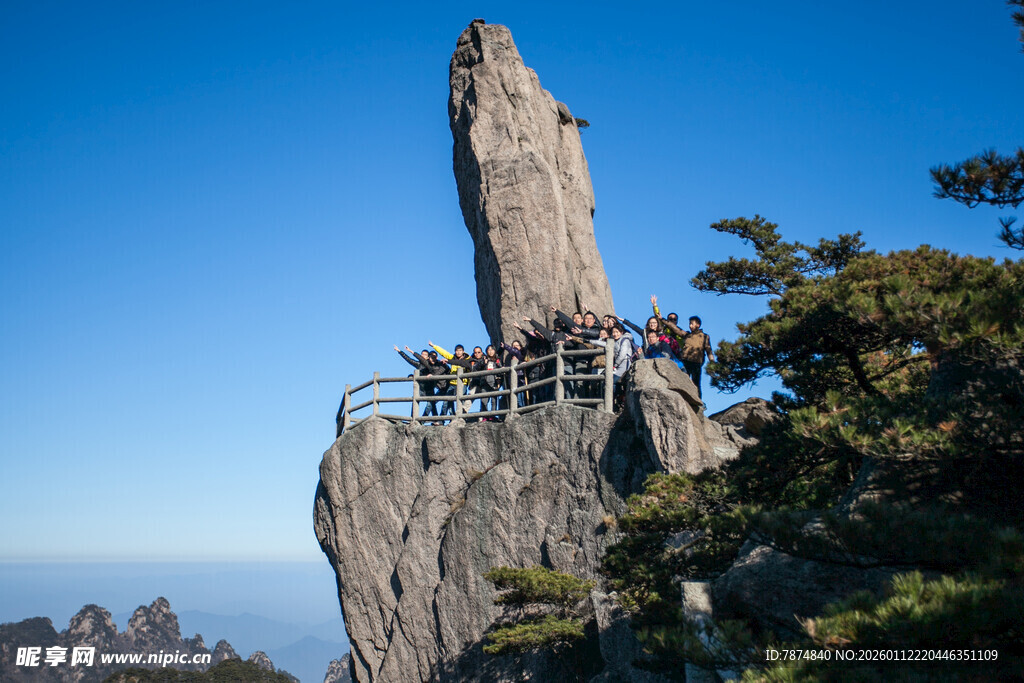 黄山奇峰上的观景栈道