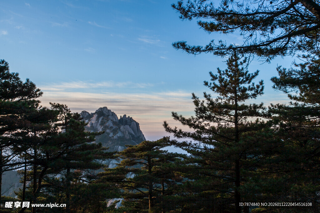 山林间的壮丽山峰景色
