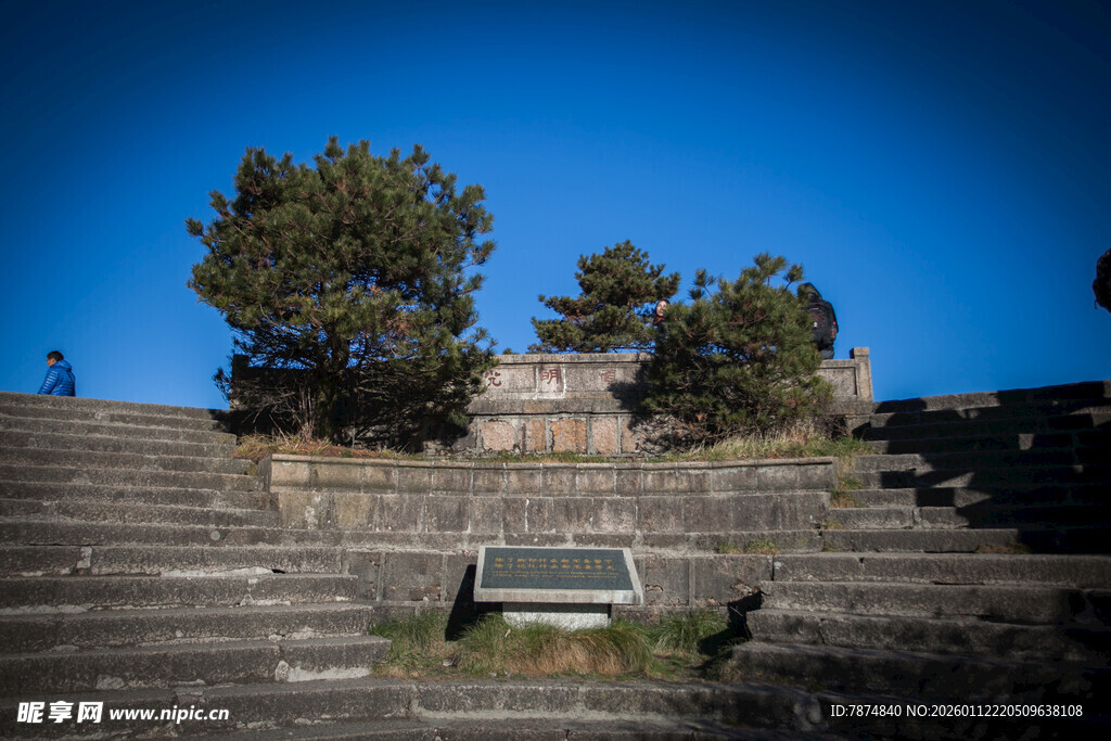 古老石阶旁的静谧长椅