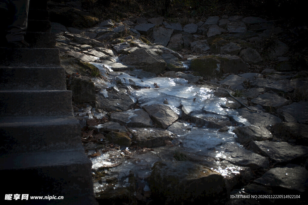 石砌台阶处的斑驳光影