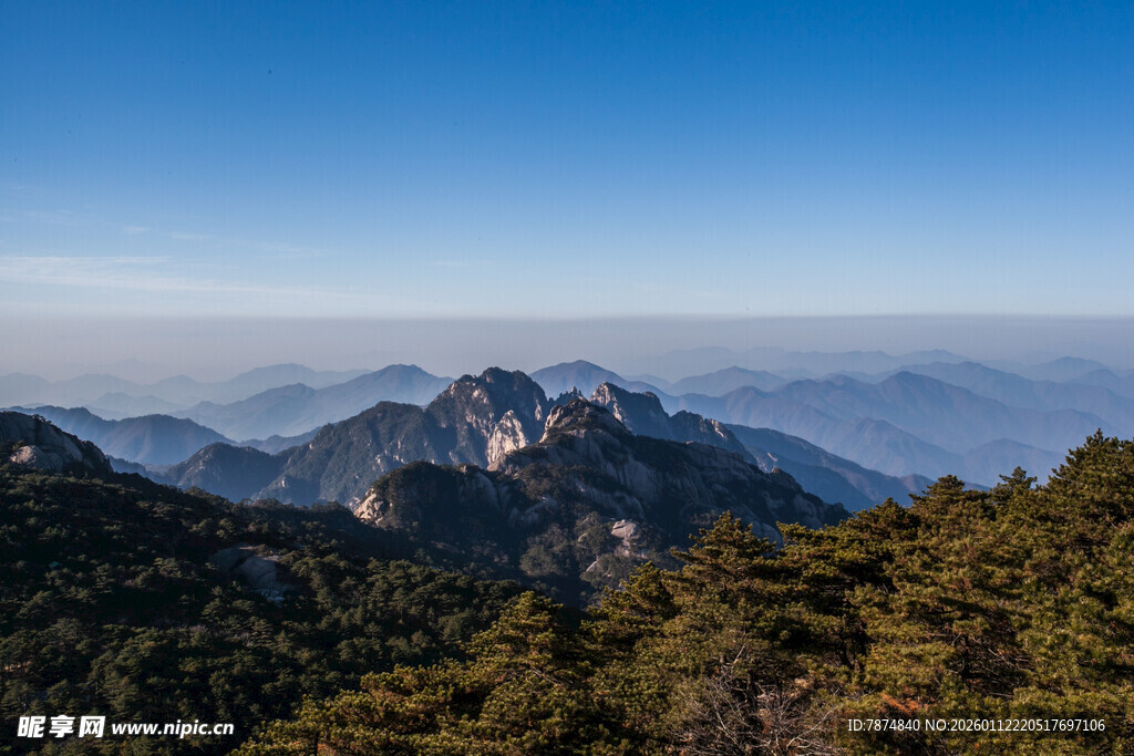 壮丽山景 葱郁山林与远山