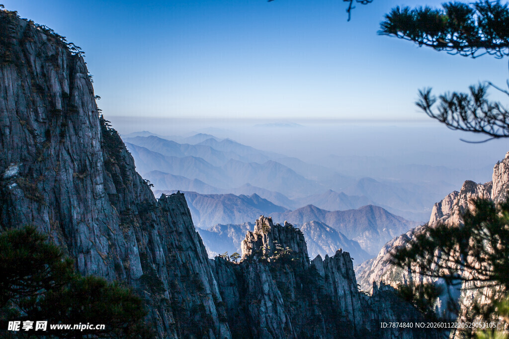 壮丽山景 巍峨奇峰入云端