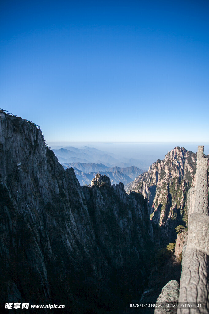 壮丽山景 蓝天映衬巍峨峰峦