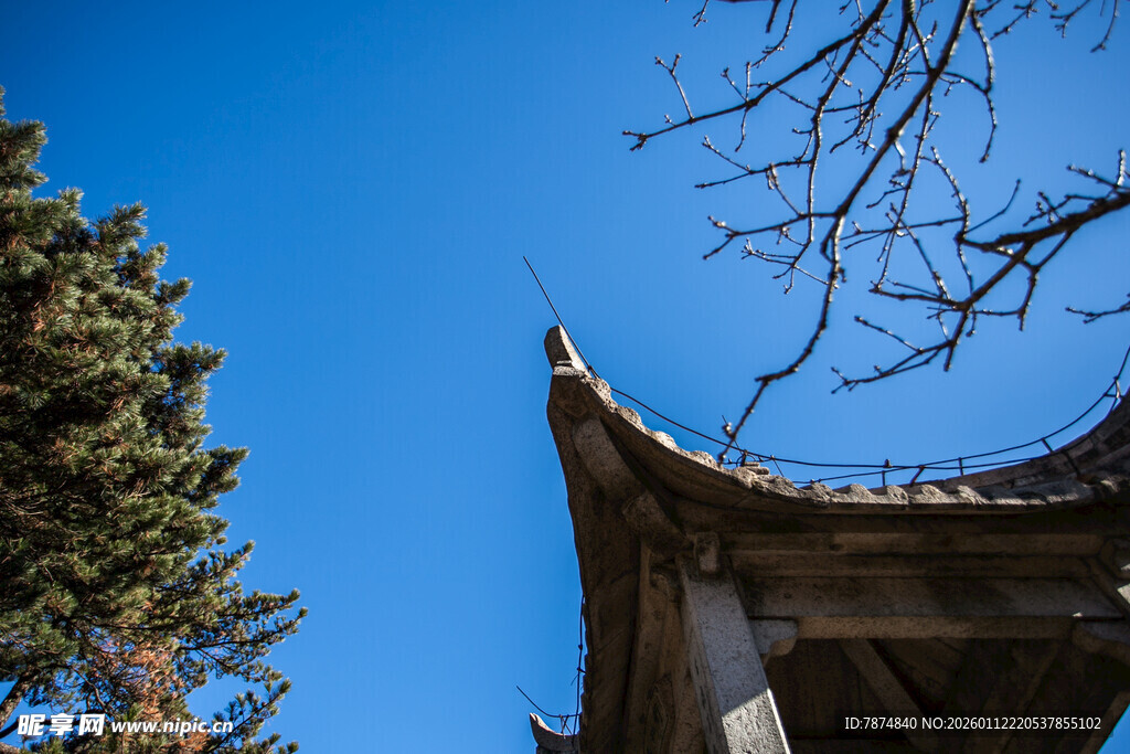 中式屋檐与蓝天白云绿树